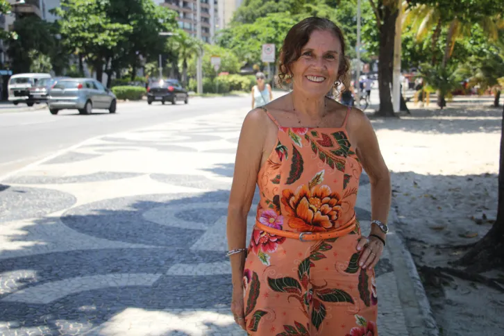 A niteroiense Roseli Diniz no calçadão da Praia de Icaraí