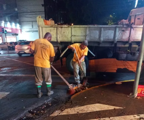 Equipes da Secretaria de Conservação e Serviços Públicos (Seconser) e da Companhia de Limpeza de Niterói (Clin) estão realizando serviços emergenciais