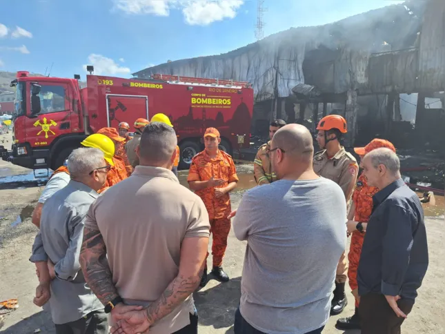 Reunião entre agentes do Corpo de Bombeiros na manhã esta quarta-feira (29)