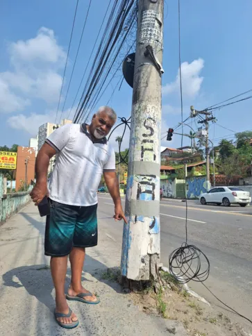 Wiliam Raimundo relatou que o poste sofre risco de queda há cerca de quatro meses