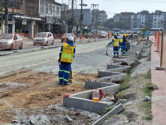 Em Neves já é possível notar a construção de espaços próprios para estacionamentos