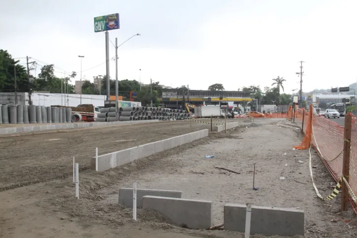 Obras na praça estão em fase de obras de drenagem