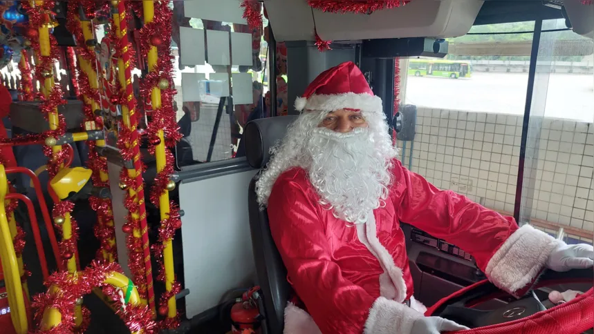 Mauro Nascimento é 'Papai Noel' do ônibus há mais de 10 anos