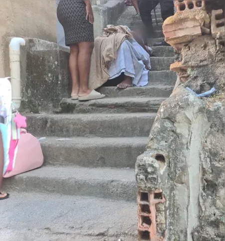 Mulher teve a menina na escadaria no Morro do Estado