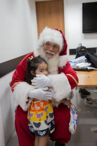 “A hora mais difícil do trabalho é quando acaba o Natal, porque tenho que me distanciar dos pequeninos", conta Papai Noel gonçalense