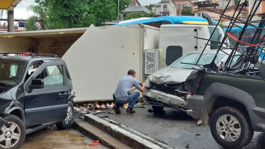 Polícia realiza perícia no local