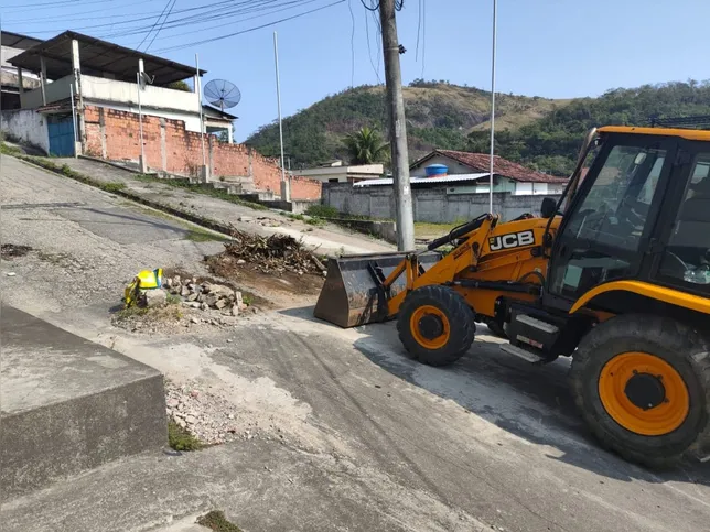 A operação contou com o apoio de uma retroescavadeira