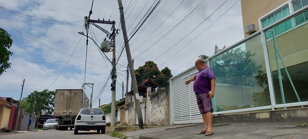 O morador Luiz Carlos teme pela queda do poste