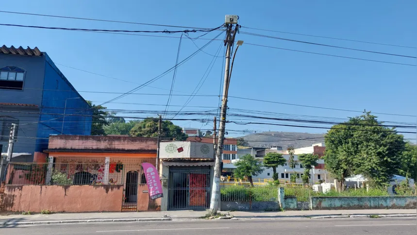 Poste está inclinado