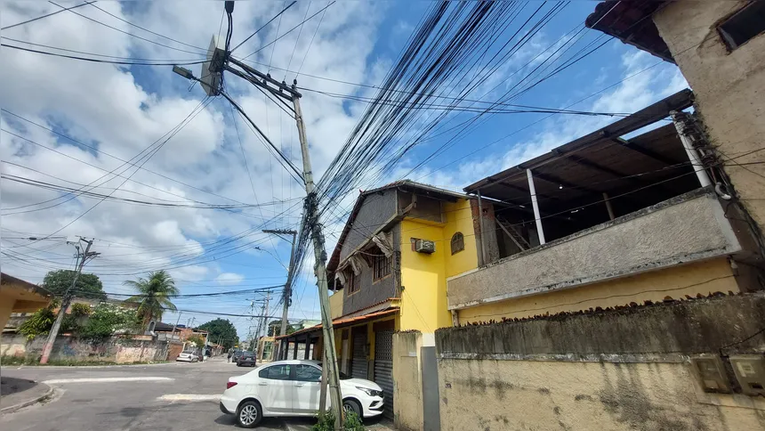 Poste no bairro Trindade com risco de queda