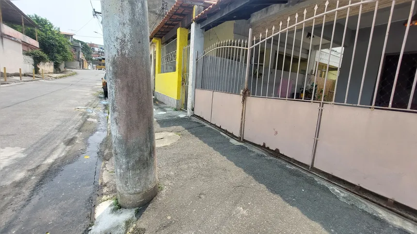 Poste obstrui entrada de garagem no Mutondo, em São Gonçalo