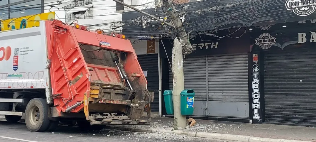 O acidente provocou uma ruptura na estrutura do poste, que partiu ao meio