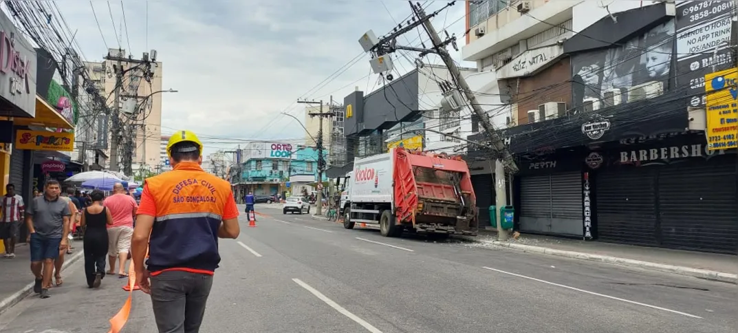 Caminhão bateu em poste por volta das 11h30