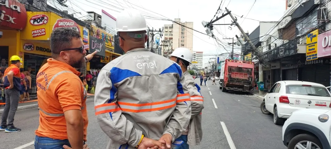 Segundo informações de agentes da ENEL, o motorista que conduzia o caminhão relatou ter sido fechado por um ônibus