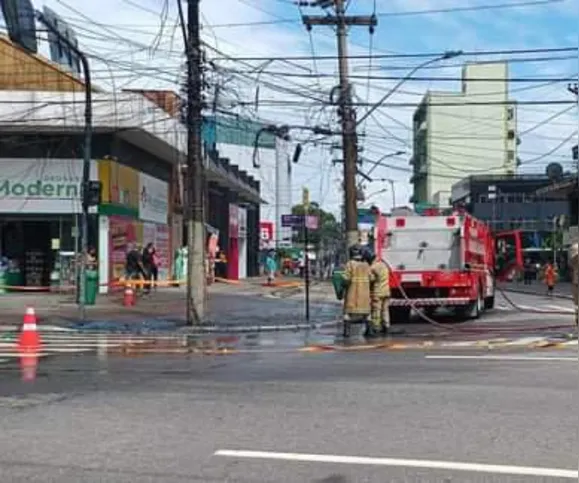 Bombeiros estiveram no local para atender à ocorrência