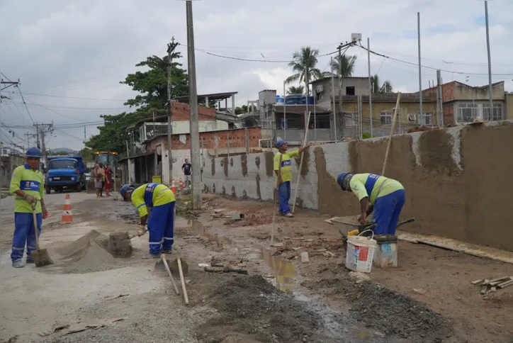 As obras estão sendo feitas pela Secretaria de Conservação através do projeto Praça Renovada