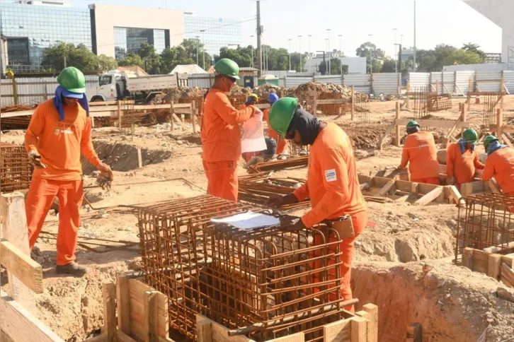 As equipes trabalham na execução da estrutura do Ginásio Poliesportivo