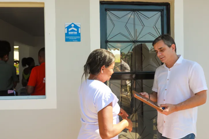 As chaves foram entregues aos moradores pelo prefeito Fabiano Horta, que visitou algumas das residências