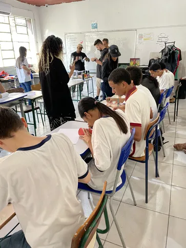 Oficinas aconteceram com um grupo de vinte alunos do C. E. Oswaldo Ornellas, no Porto Novo