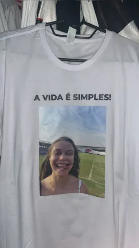 Camisa com foto estampada da namorada, após permanência do Vasco na série A