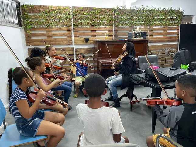 Imagem ilustrativa da imagem Propósito de vida de Douglas Oliveira tem a educação como ferramenta de transformação social no Complexo da Coruja