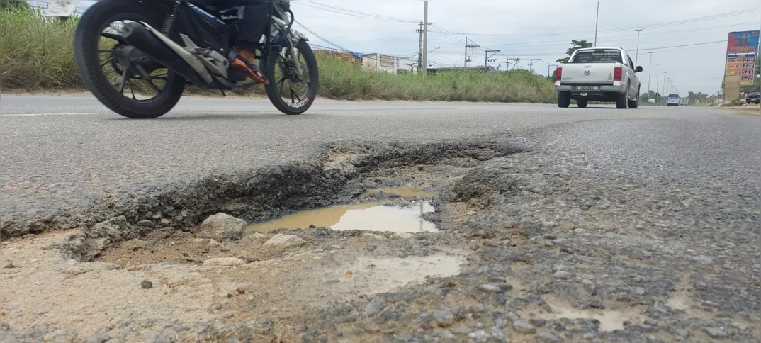 Asfalto tem buraco que preocupa motoristas