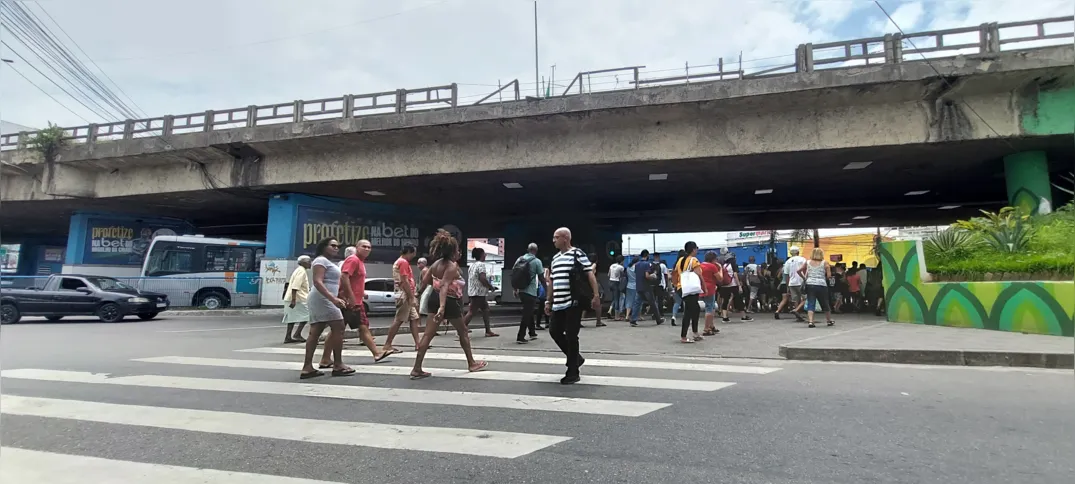 Mureta do viaduto está deteriorada