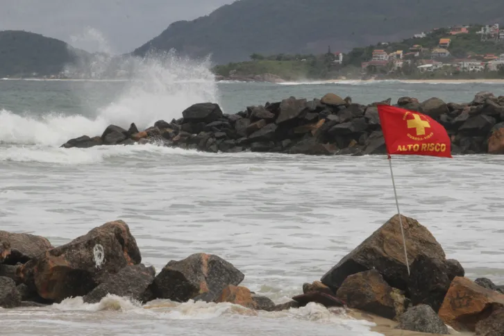 Na manhã desta segunda, o mar parecia mais calmo se comparado ao dia anterior.