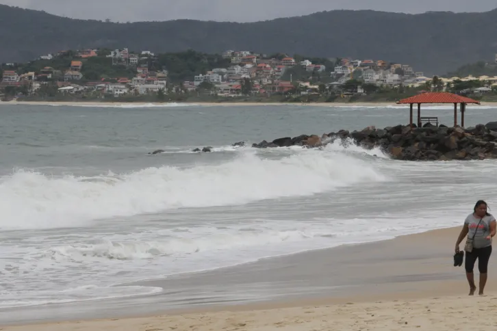 As ondas que variaram de 2,5 a 3,5 metros de altura, chegaram a invadir o famoso Bar do Jorginho, na Praia de Itaipu