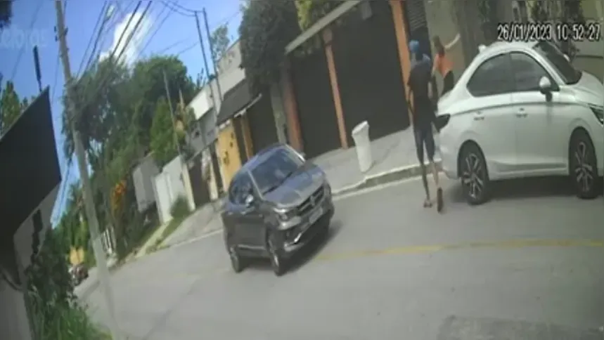 Mulher foi abordada enquanto estacionava carro em Piratininga