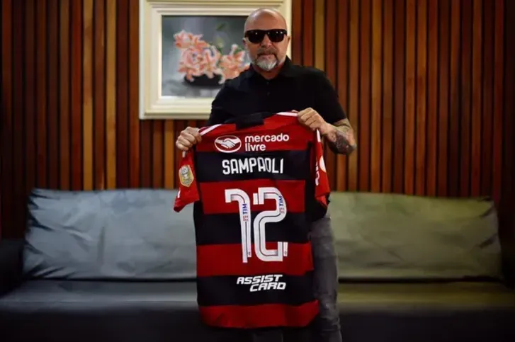 Sampaoli com a camisa do Flamengo