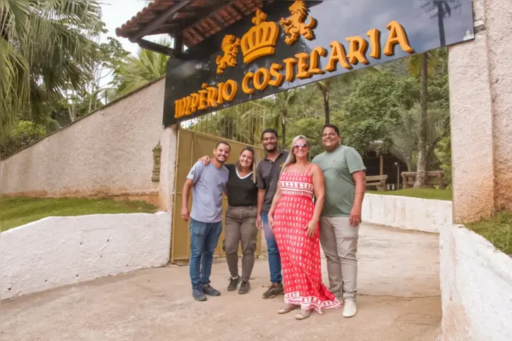 Proprietários e amigos celebram o sucesso da Império Costelaria na região