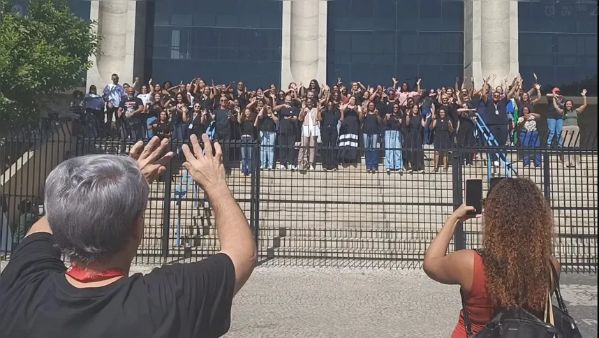 Alunos participaram de coral em libras após formatura