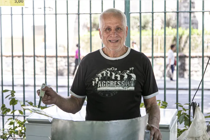 Amadeu vende pastéis no Campo de São Bento