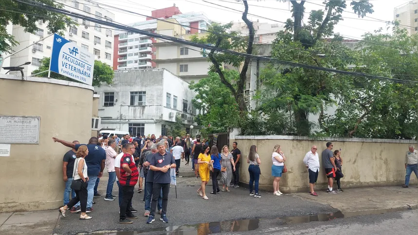 Imagem ilustrativa da imagem Rodrigo Neves vota e reafirma: 'Niterói será a melhor cidade do Brasil'