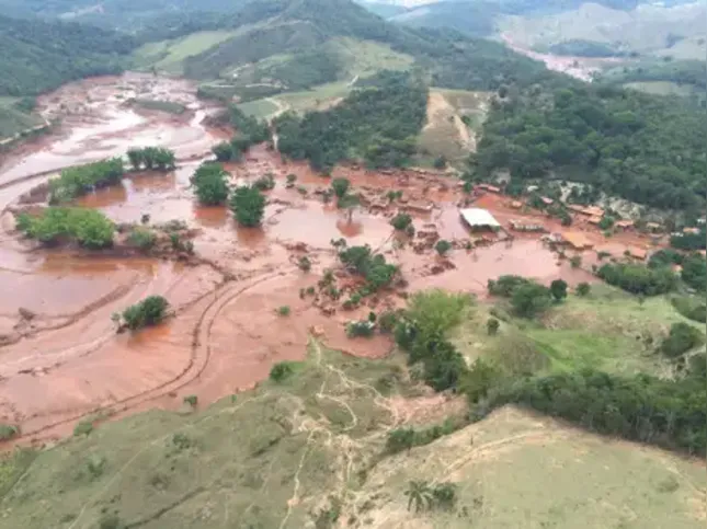 Barragem da Samarco se rompeu no distrito de Bento Rodrigues, zona rural a 23 quilômetros de Mariana (MG).