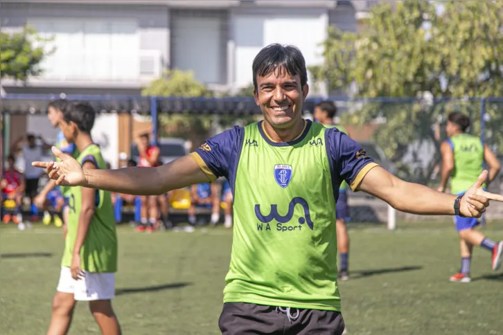 Essa é a primeira equipe treinada por Roberto Brum, que é ex-jogador do Fluminense