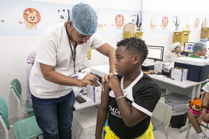 Polo sanitário no Zé Garoto em São Gonçalo, está aplicando vacina contra a dengue para crianças e adolescentes