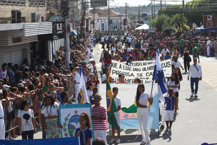 O Centro de São Pedro da Aldeia foi tomado pelo clima de festa