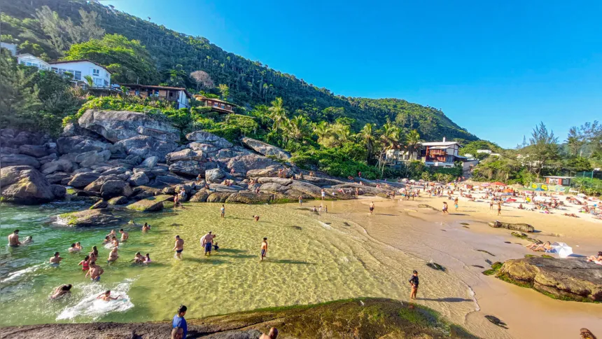 Imagem ilustrativa da imagem Símbolo de beleza com uma natureza exuberante, Praia de Itacoatiara é cartão postal de Niterói