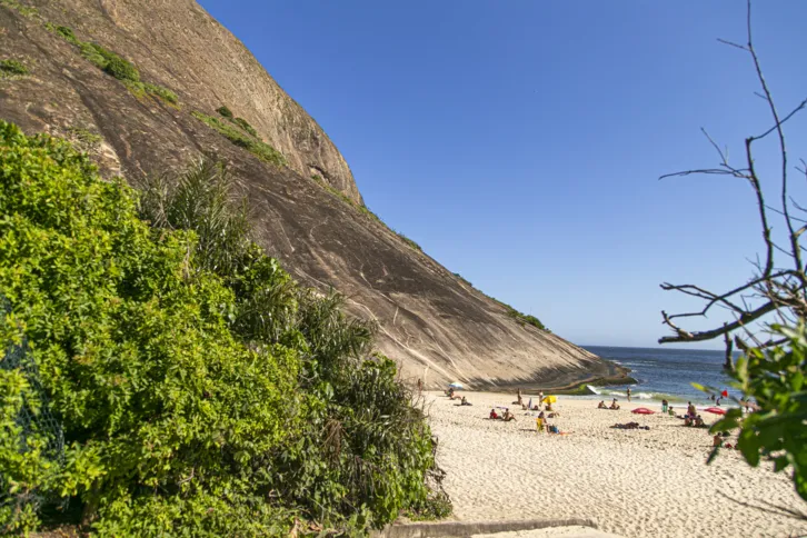 Imagem ilustrativa da imagem Símbolo de beleza com uma natureza exuberante, Praia de Itacoatiara é cartão postal de Niterói
