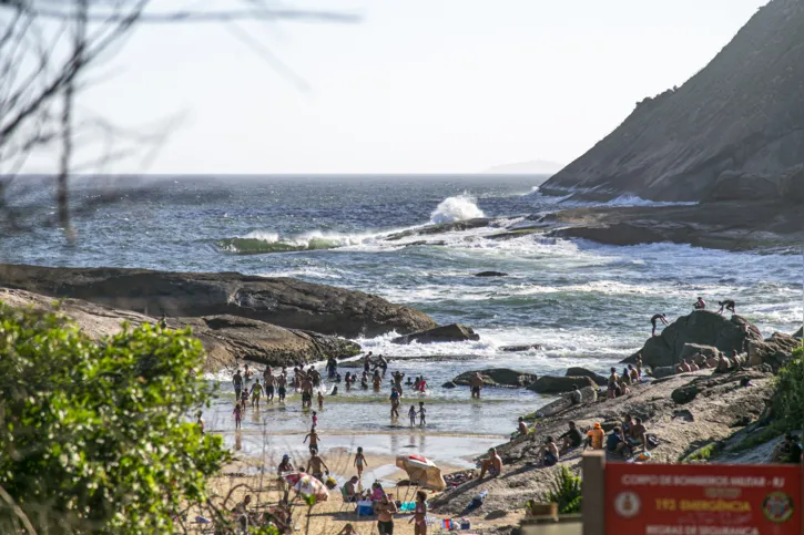 Imagem ilustrativa da imagem Símbolo de beleza com uma natureza exuberante, Praia de Itacoatiara é cartão postal de Niterói