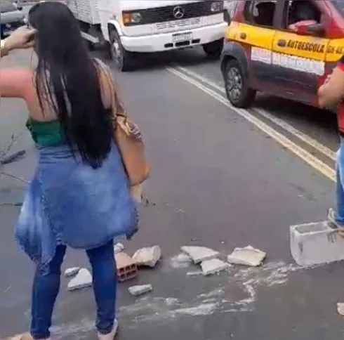 Protesto nesta segunda (15) chegou a fechar parte da Rua Dr. Nilo Peçanha