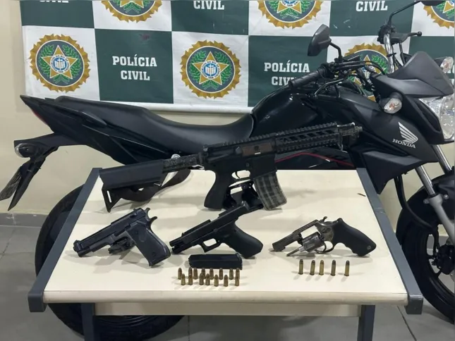 Carro, motocicleta e armas foram apreendidos