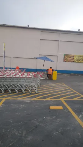 Clientes do Assaí Atacadista em Alcântara relatam que funcionários do setor de estacionamento do mercado estão trabalhando em situação insalubre