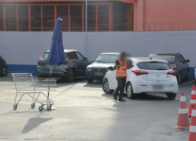 Clientes do Assaí Atacadista em Alcântara relatam que funcionários do setor de estacionamento do mercado estão trabalhando em situação insalubre