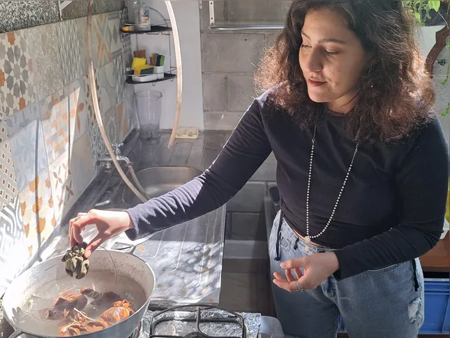 Julia Loyola é formada em artes visuais e sempre foi uma apaixonada por tudo que envolvia o trabalho artesanal