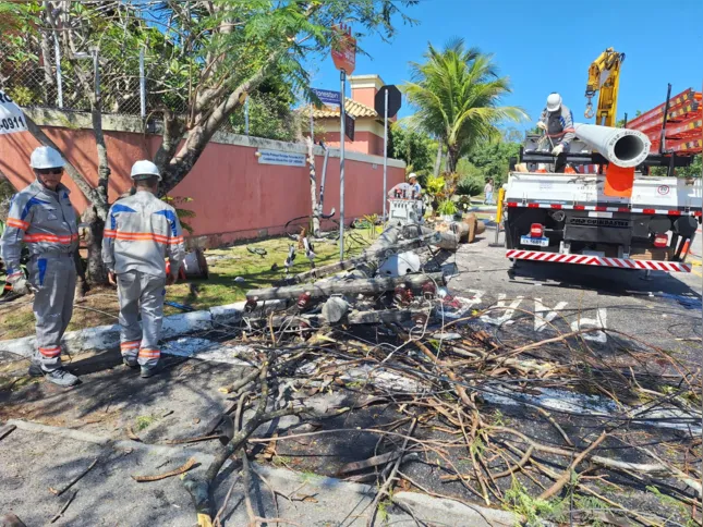 Equipes da Enel trabalharam na manhã de quinta-feira para retirar os destroços e instalar um novo poste no local