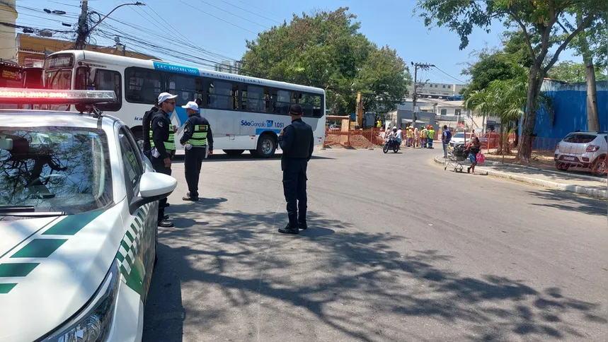 Agentes estão orientando o trânsito