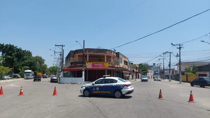 O tráfego para motoristas que vêm do Alcântara no sentido Praça da Trindade passa a ser mão única